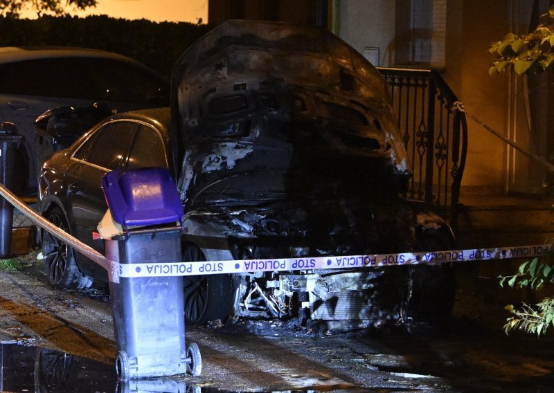 Na zagrebačkoj Kajzerici planuo Audi, stigla policija