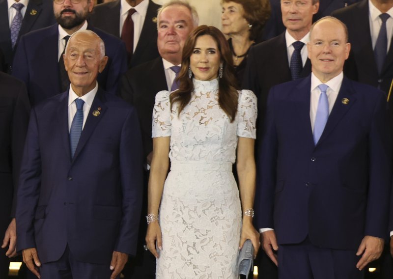 Elegancija bez konkurencije: Kraljica koja nikad ne griješi oduševila modnim izborom