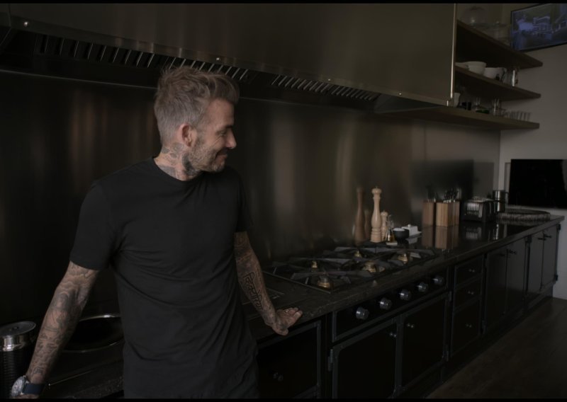 David Beckham pokazao vještine u kuhinji, a svi su primijetili genijalan detalj koji će mnogi poželjeti kopirati