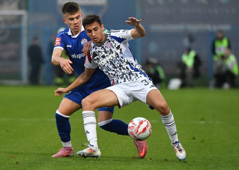 Hajduk ni s igračem više nije uspio slomiti Slaven. Pogledajte bizarno isključenje i promašaj Šege