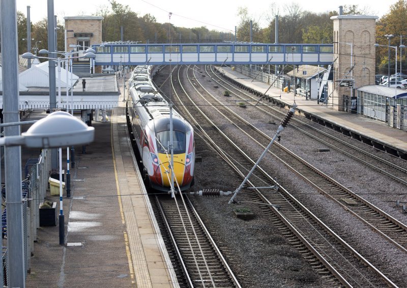 Za napad u engleskom vlaku osumnjičen samo jedan muškarac, drugi pušten