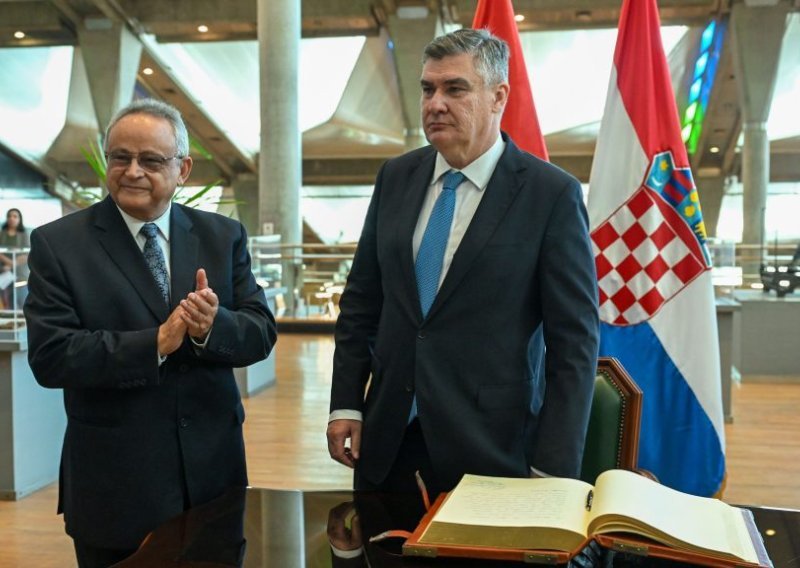 Milanović posjetio Aleksandrijsku knjižnicu, donirao im posebne knjige