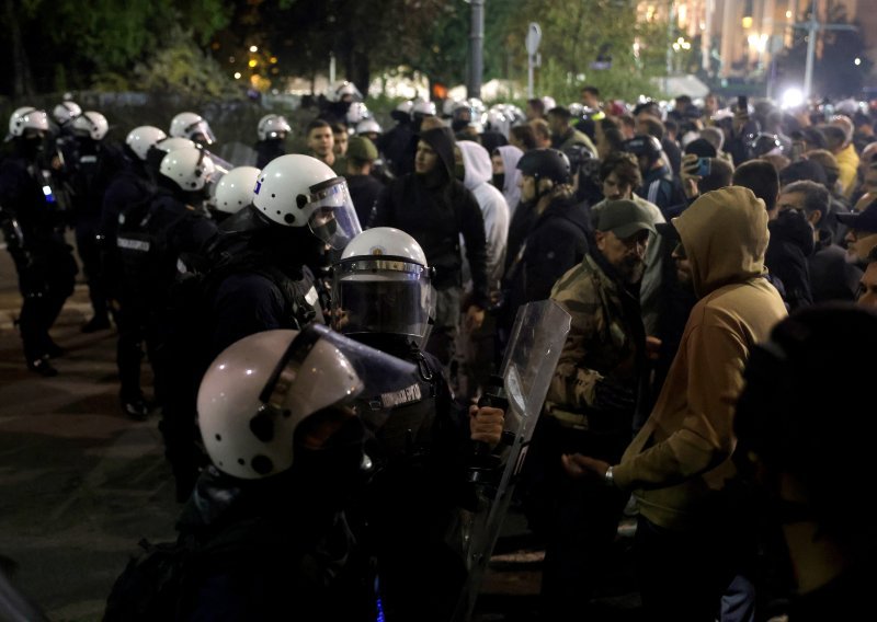 Neredi u Beogradu: Bačeni topovski udari i pirotehnika, oglasio se i Vučić