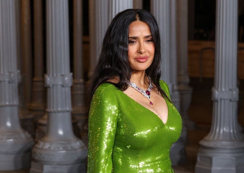 Ovako izgledati na pragu 60-e je fantazija: Salma Hayek u smaragdnoj haljini sve je iznenadila