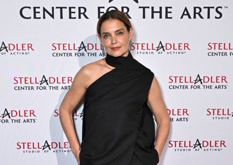 Stajling kraljice ulične mode kao stvoren je za peglanje figure i skrivanje trbuščića