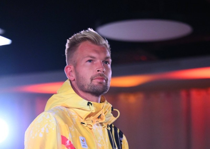 Slijedi mu ozbiljan udar na novčanik: Ruben se naslikavao s plavušom, a onda je uslijedio šok