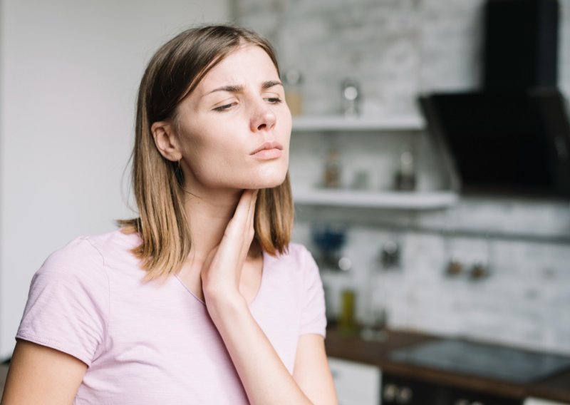 Ova hrana sve će pogoršati: Evo što maknuti s tanjura kada vas boli grlo