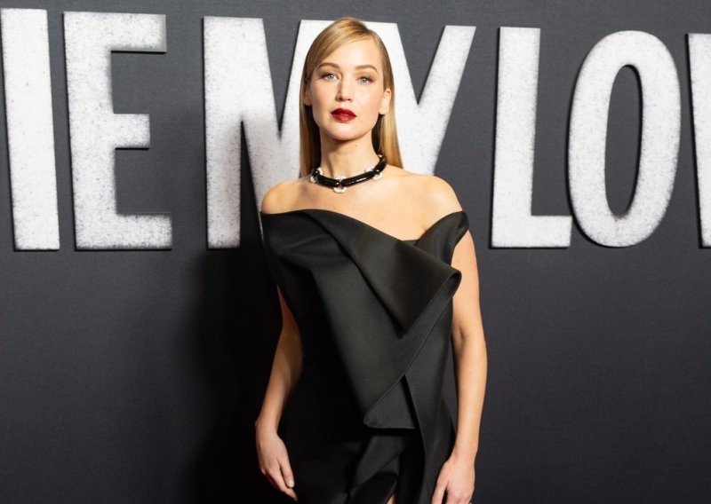 Jennifer Lawrence briljirala u Dioru: Nova definicija male crne haljine na crvenom tepihu