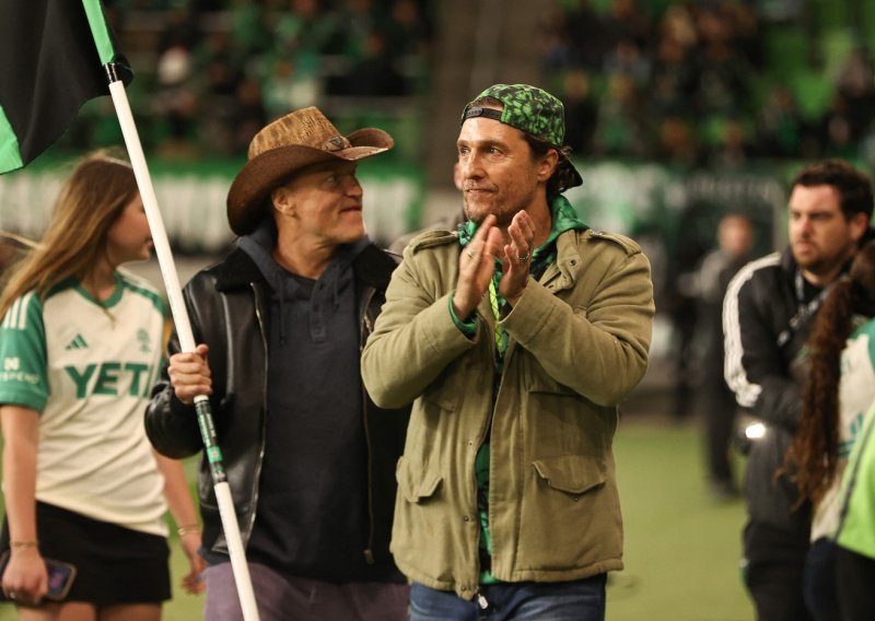 McConaughey i Harrelson izašli na travnjak pa postali viralni hit