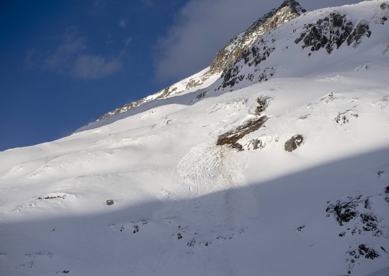 Tragedija na Himalaji: U lavini poginulo troje alpinista, traga se za osmero ljudi