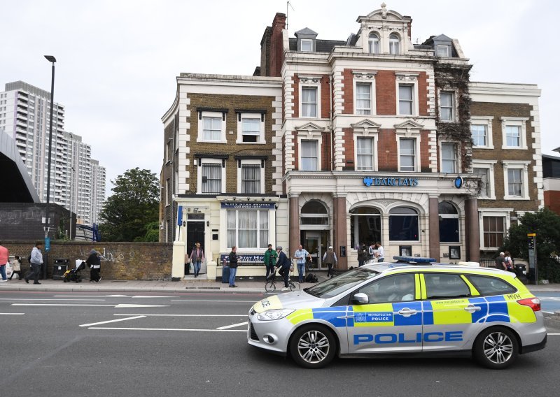 Šok u Engleskoj! Nogometni agent uhićen jer je pištoljem na ulici prijetio zvijezdi Premier lige