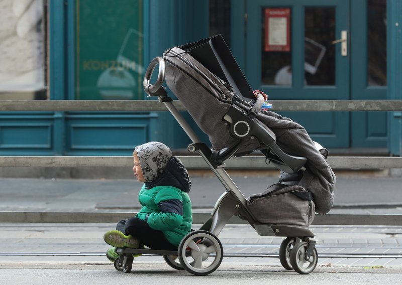U Hrvatskoj rođeno 656 više djece nego lani, a sve više očeva koristi novo pravo