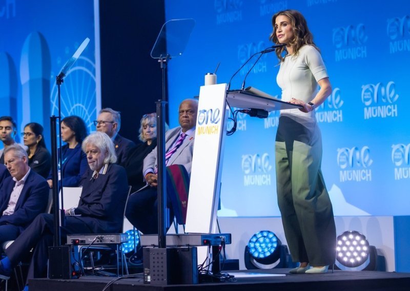 Kraljica Rania iznenadila izgledom: Ovakve hlače nisu za svakoga, a a tek jakna...