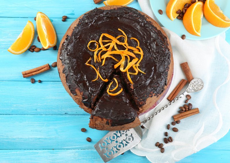 Tako sočan i pahuljast: Kolač od čokolade i naranče osvaja na prvi zalogaj