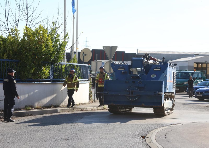 FOTO Pogledajte specijalno vozilo koje gasi veliki požar u Svetoj Nedelji