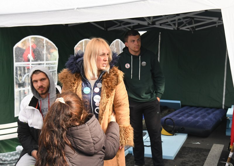 Krenula je sama protiv Vučića, sad je na meti: 'Došli su na groblje, a onda i u crkvu'