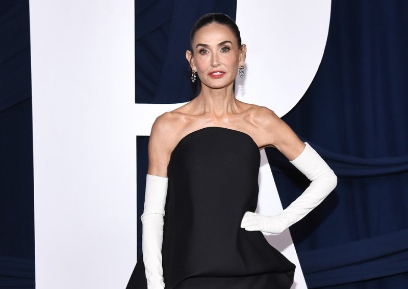 Demi Moore iznenadila frizurom, ali i stajlingom koji stiže ravno s modne piste