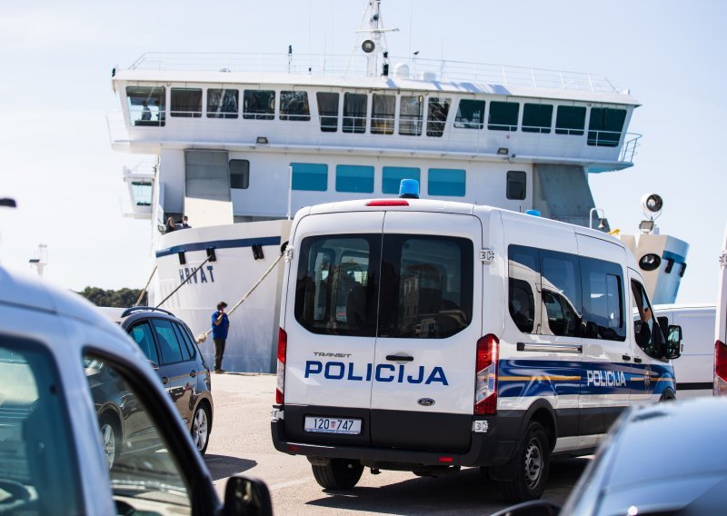 Maloljetnici na Braču ukrali i skršili bus: Uhićeni pri pokušaju bijega trajektom