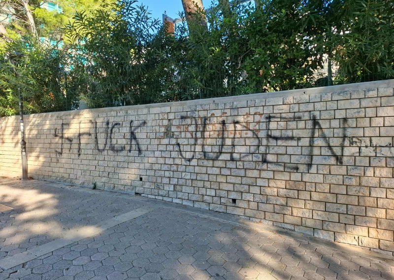 FOTO Sramotan antisemitski grafit na šetnici u Makarskoj