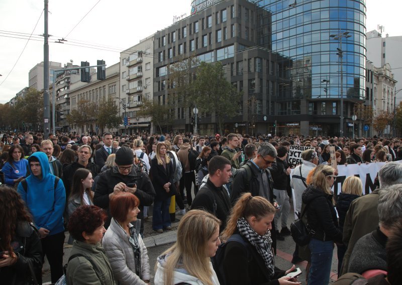 Dvije Srbije ispred beogradske skupštine: Ćaciji se razilaze, Đoković odabrao stranu