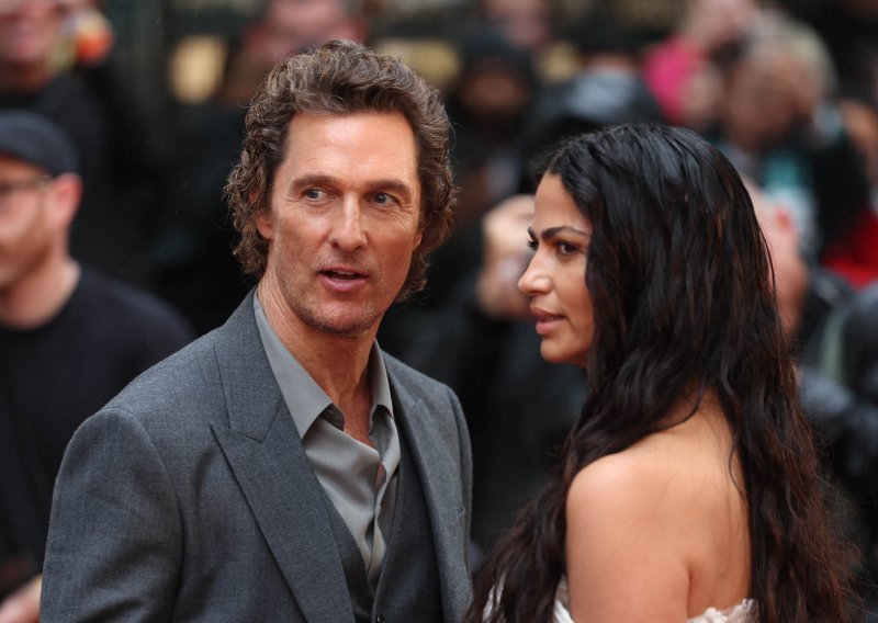 Camila Alves objavila golišavu fotku Matthewa McConaugheyja, povod i više nego dobar