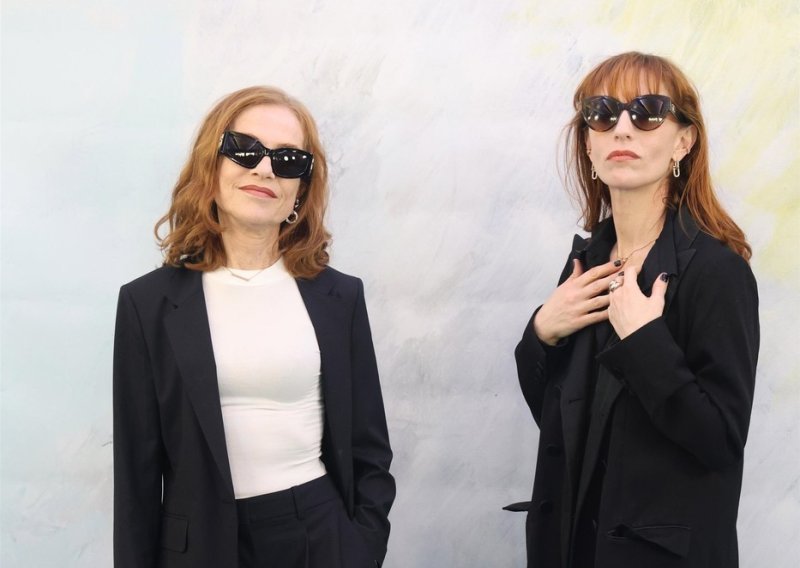 U crnom od glave do pete: 72-godišnja Francuskinja i njezina kći plijenile elegancijom