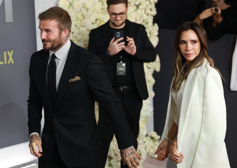 'Procurile' fotografije: Evo kako je i s kim Beckham proslavio svoju titulu viteza