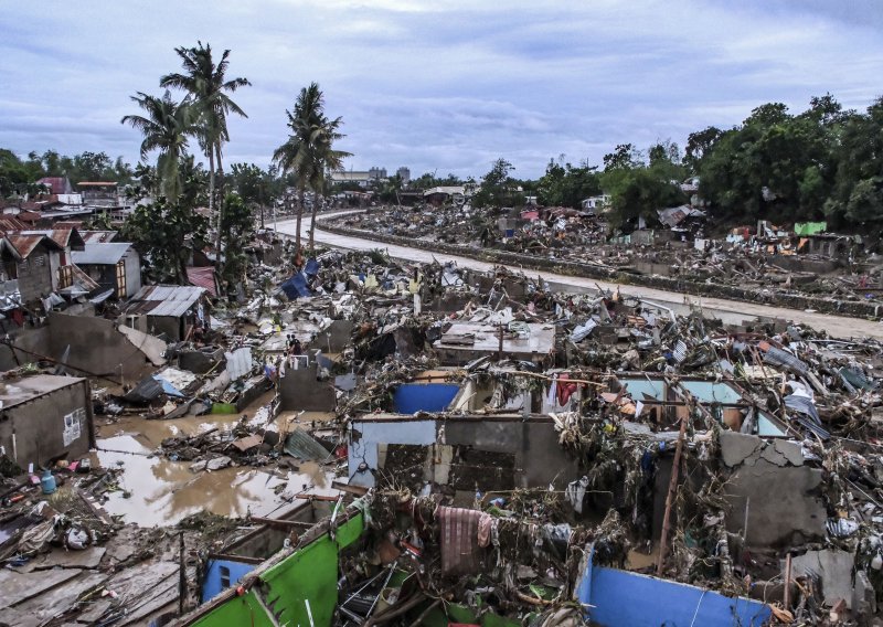 Strašne posljedice tajfuna na Filipinima: Proglašeno izvanredno stanje, najmanje 140 poginulih