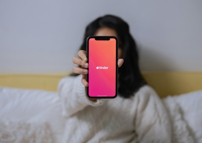 Tinder će vam uskoro kopati po fotografijama, ali samo ako mu dopustite