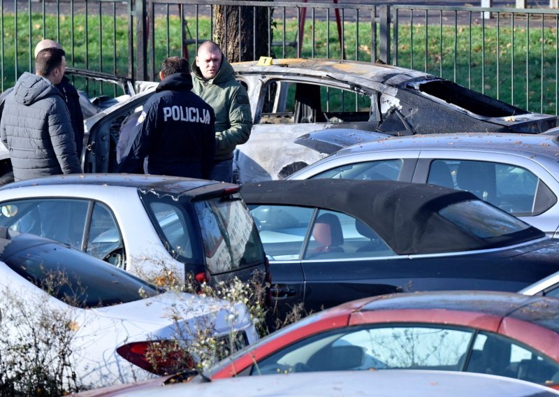 Dva auta se zapalila na zagrebačkom Trnju, policija uhitila osumnjičenog