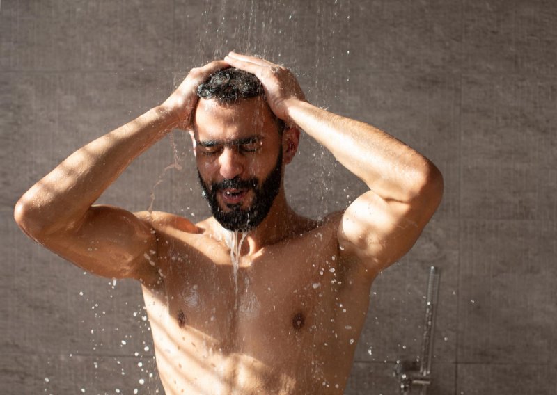 Samo pet minuta pod tušem muškarcima može spasiti život; evo kako