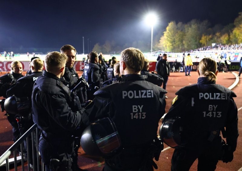 Njemačka uhitila muškarca, crtao kukaste križeve krvlju