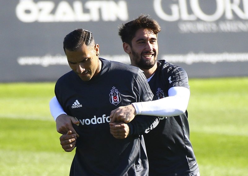 Bivši igrač Bešiktaša prekinuo karijeru kako bi prodavao doner kebabe