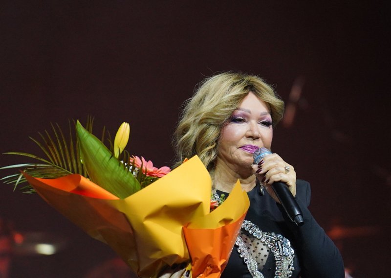 Sličnost koja oduzima dah: Kći Nede Ukraden opet ukrala show na maminom koncertu