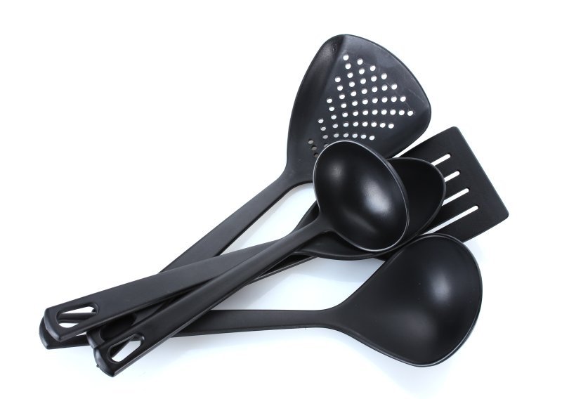 Kuhate s crnim plastičnim kuhinjskim priborom? Stručnjaci otkrivaju kad riskirate zdravlje