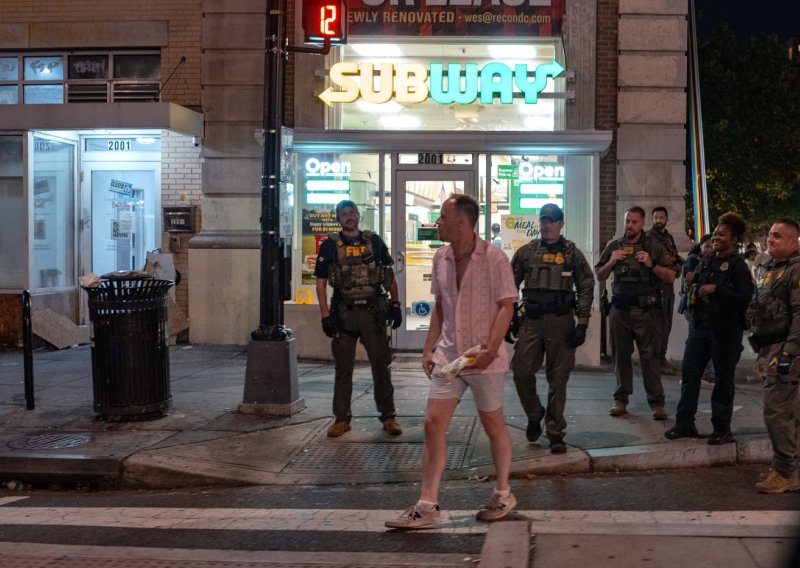 Oslobođen muškarac koji je saveznog agenta gađao sendvičem: 
'To je besmisleno!'