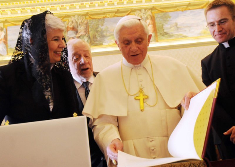 Misli li Kosor da će se papa predomisliti zbog njezina pisma?