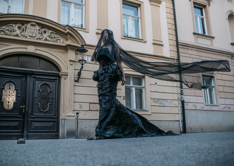 Jeste li primijetili ženu u crnoj vjenčanici na ulicama Zagreba?