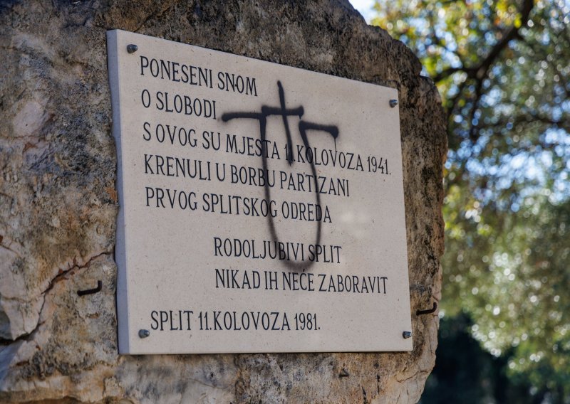 FOTO Uoči prosvjeda Torcide išaran spomenik splitskim partizanima