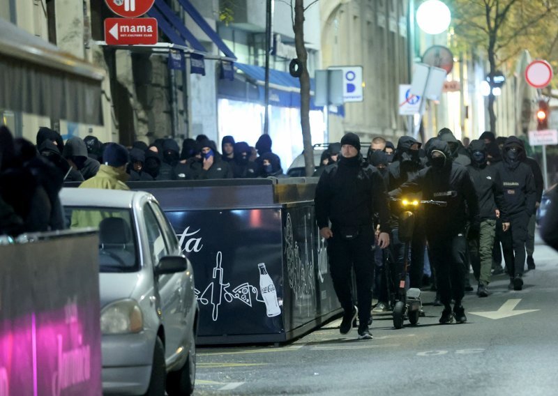 (VIDEO) Ljudi u crnom ispred srpskog centra pljunuli novinarku: Poslušajte što su joj dobacivali