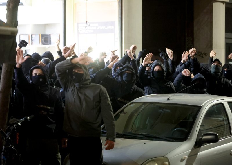 Ljudi u crnom ispred srpskog centra u Zagrebu: Pupovac je to ovako komentirao