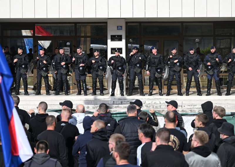 Dio Torcide na kraju prosvjeda otišao pred sud, vikali 'Hrvatska, Hrvatska, nezavisna država'