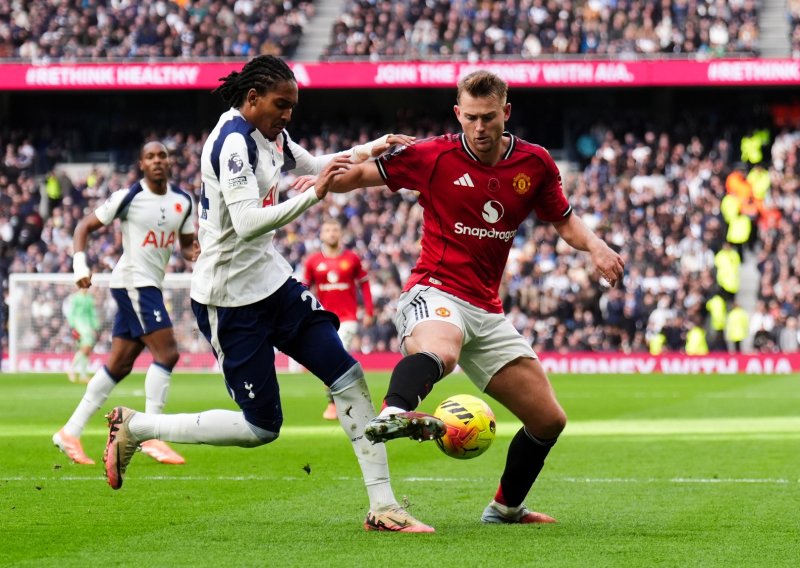 Manchester United se u ludoj završnici spasio poraza golom u 96. minuti