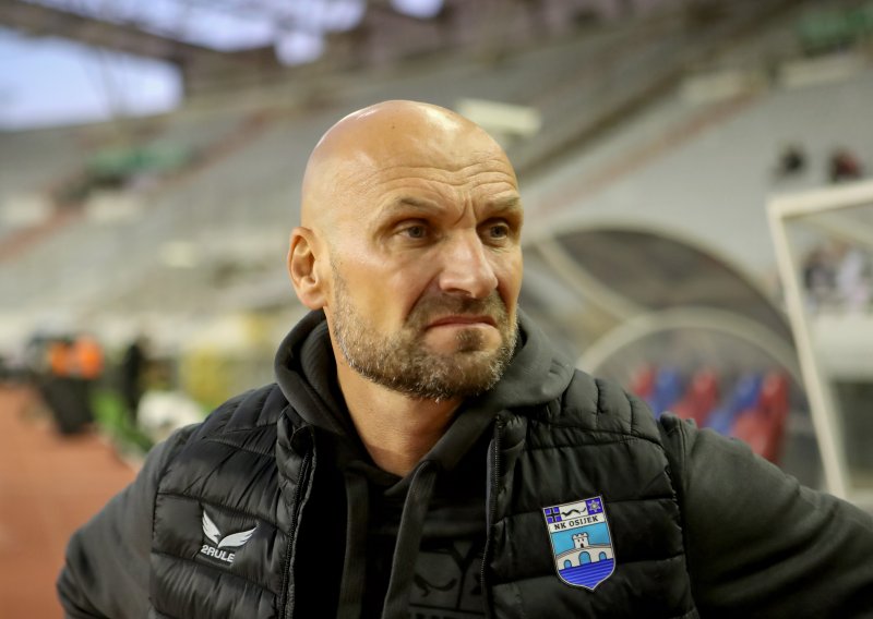 Sopić objasnio zašto je uveo pa izveo igrača Osijeka: 'Razgovarat ću s njim'