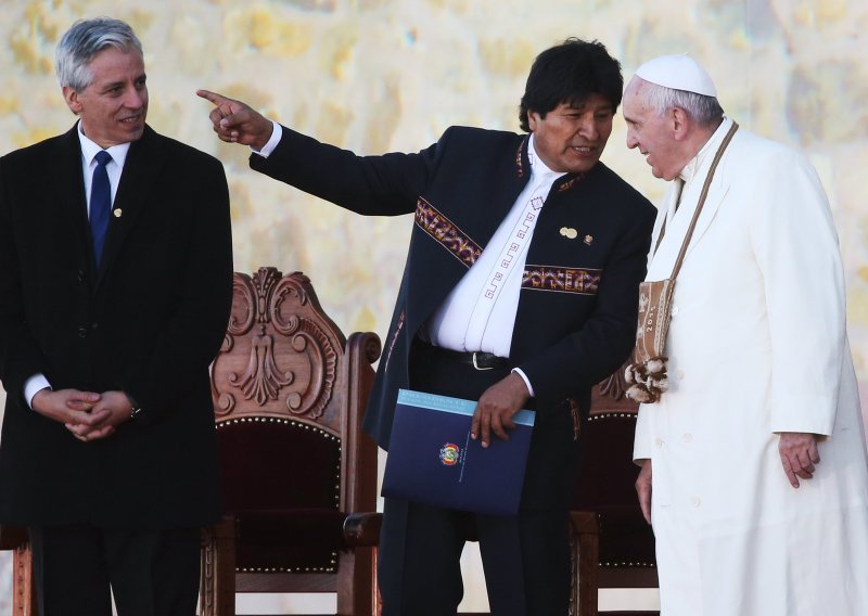 Papu šokirao Moralesov poklon
