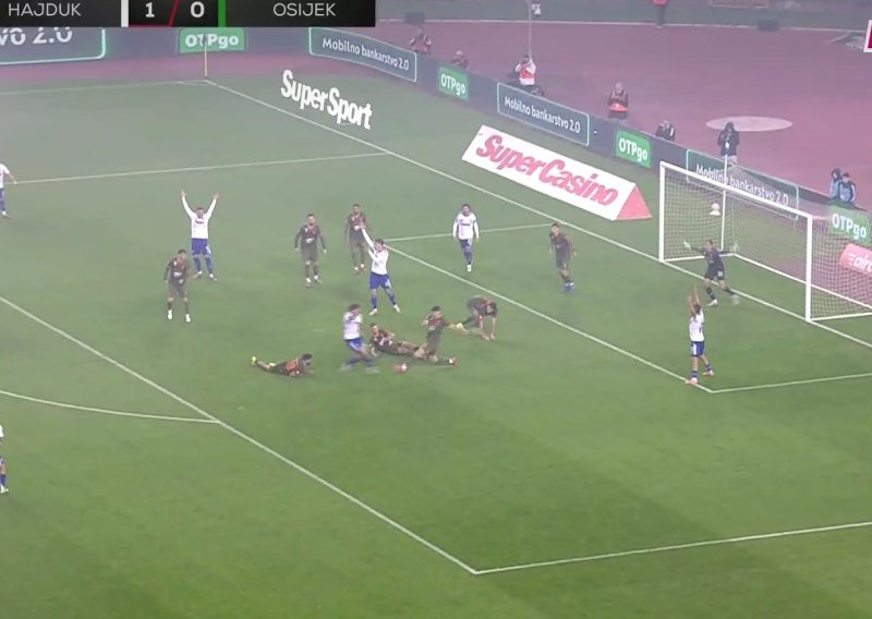 Igrač Osijeka je rukom zaustavio udarac prema golu, hajdukovci poludjeli na suca; pogledajte situaciju