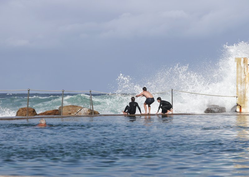 Užas na Tenerifima: Valovi povukli troje ljudi u smrt