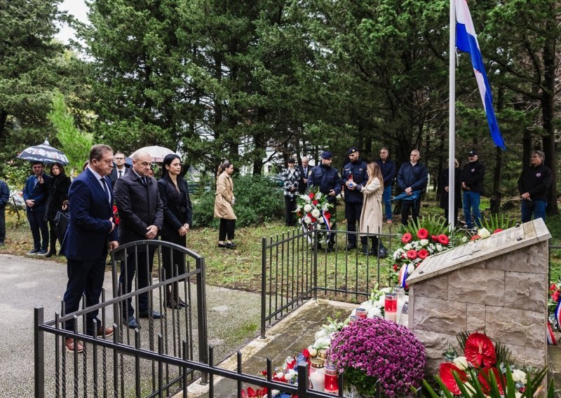 Položeni vijenci u znak sjećanja na sedmoricu branitelja poginulih u srpskoj agresiji