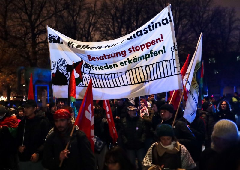 Propalestinski aktivisti provalili u zgradu fakulteta u Münchenu, napravili vatromet i razvili transparente