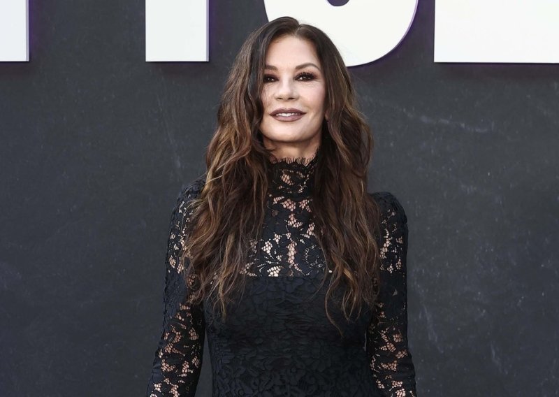 Catherine Zeta-Jones odvažila se na minicu i izazvala nevjericu